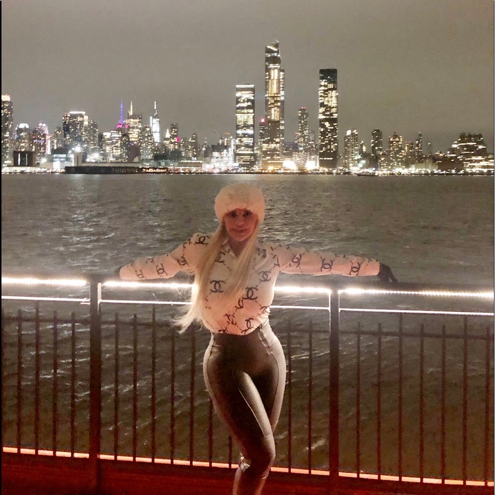 Meet your Posher, Claudia